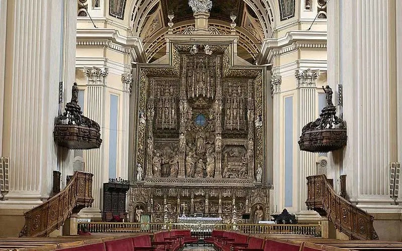 Foto del altar mayor de la basílica de la Virgen del Pilar de Zaragoza